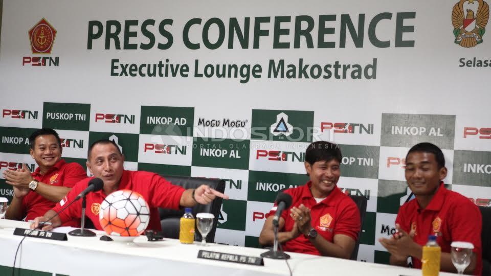 Presiden Direktur PS TNI Edy Rahmayadi (kedua dari kiri) didampingi pelatih PS TNI Eduard Tjong (kedua dari kanan) dan kapten tim Legimin Raharjo (kanan) saat press conference Launching t